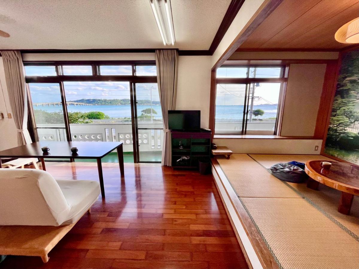 バーベキューもできる! 海と浜比嘉大橋を一望できる宿 Henza Exterior photo
